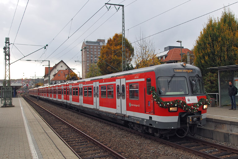 420 461 und 420 450 als RbZ 7883 bei km 15,6 (November 2016)