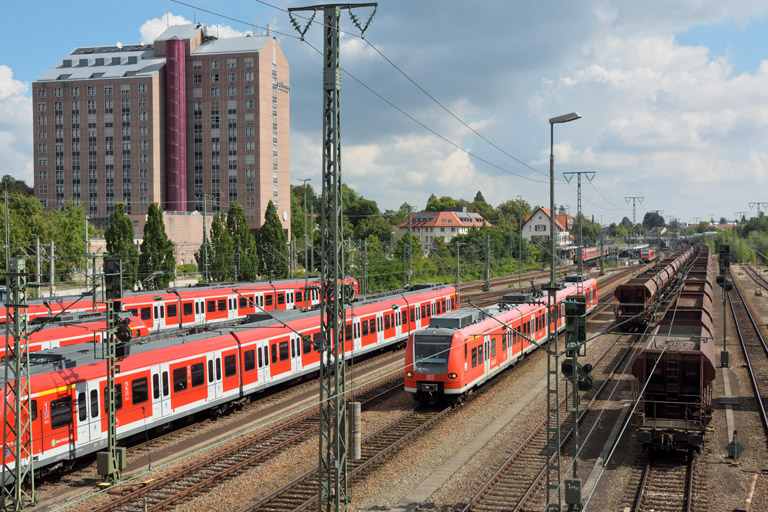 425 302 als RE 19585 bei km 15,8 (August 2016)