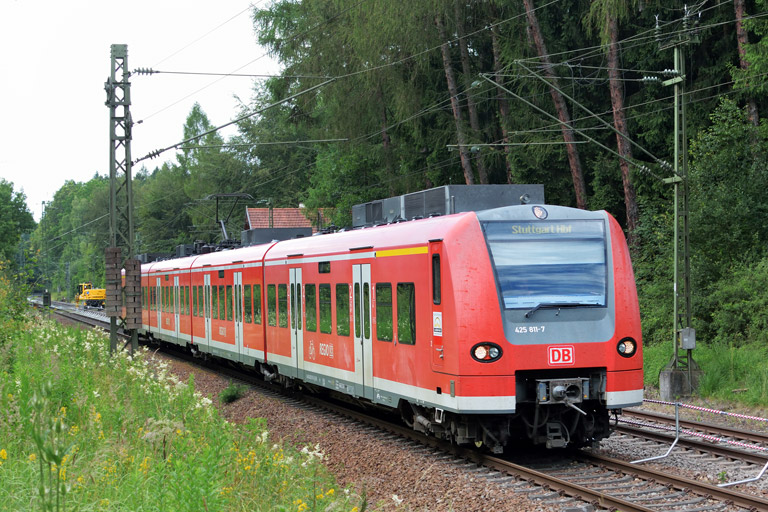 425 311 als RE 19034 bei km 18,2 (Juli 2016)