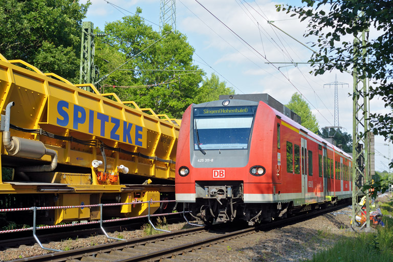 425 807 als RE 19085 bei km 16,8 (Juli 2016)
