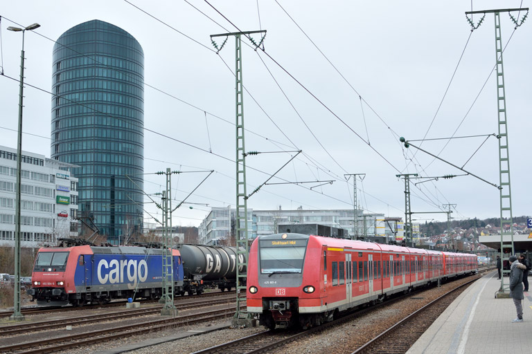 425 801 als RE 19084 und 482 004 bei km 15,6 (Februar 2016)
