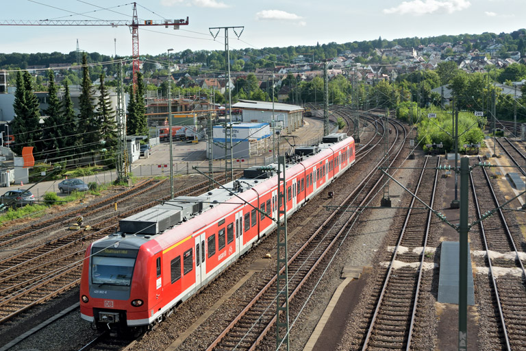 425 802 als RE 19590 bei km 16,0 (Juli 2016)