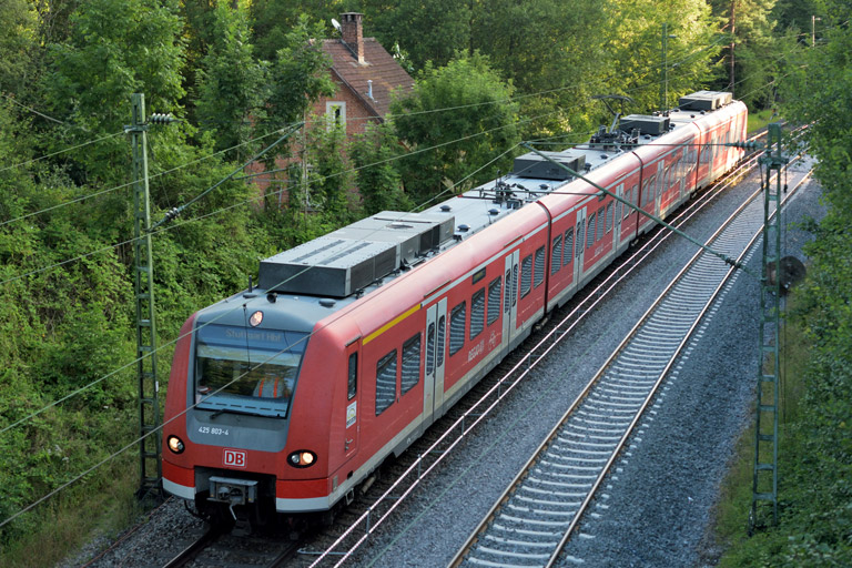 425 803 als RE 19592 bei km 19,2 (Juli 2016)