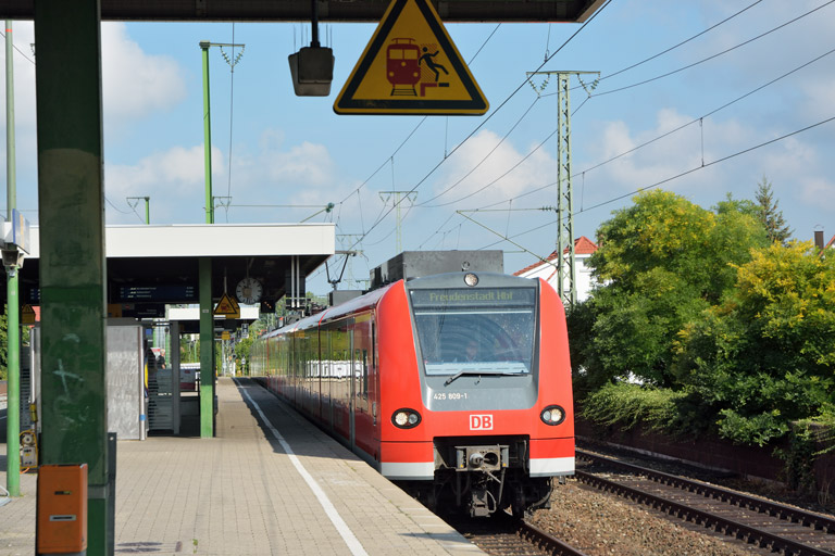 425 809 als RE 19085 bei km 16,8 (August 2016)
