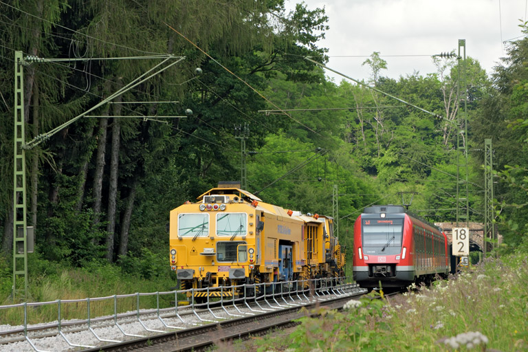 Baureihe 430 als S31 und Gleisstopfmaschine bei km 18,2 (Juli 2016)