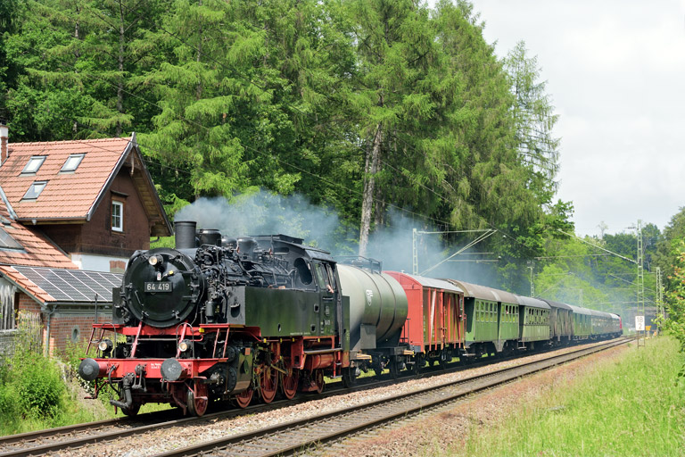 64 419 mit DPE 25073 bei Stuttgart-Rohr (Juni 2016)