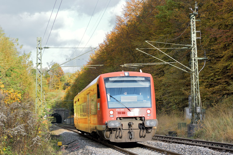 650 305 als Tfzf 24498 bei km 18,2 (Oktober 2016)