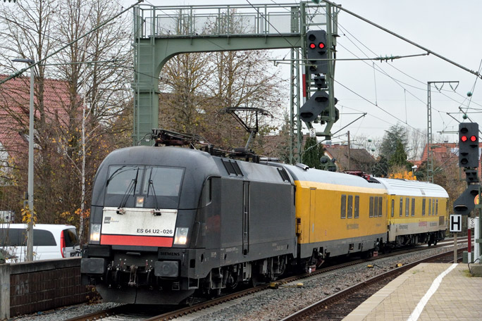 ES 64 U2-026 mit Nbz 94331 bei km 16,6 (November 2016)