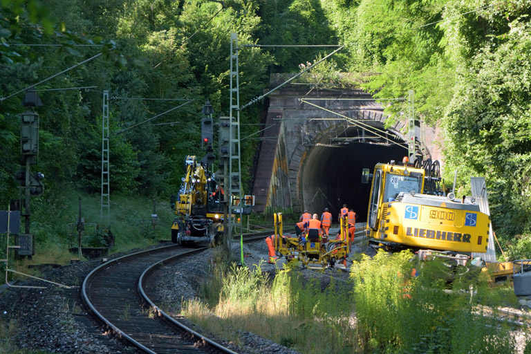 Zweiwegebagger bei km 17,6 (August 2016)