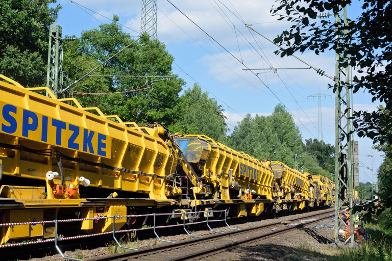 Gleisbauzug bei km 22,2 (Juli 2016)