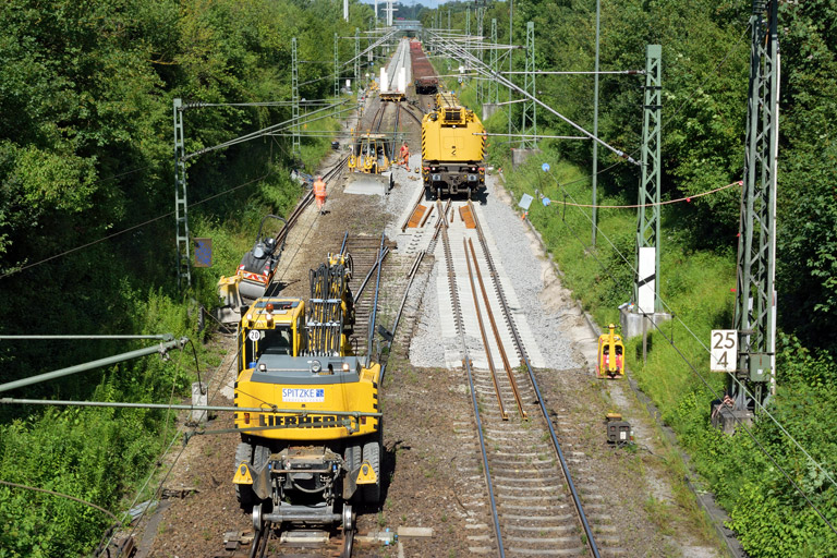 Zweiwegebagger bei km 25,4 (Juli 2016)