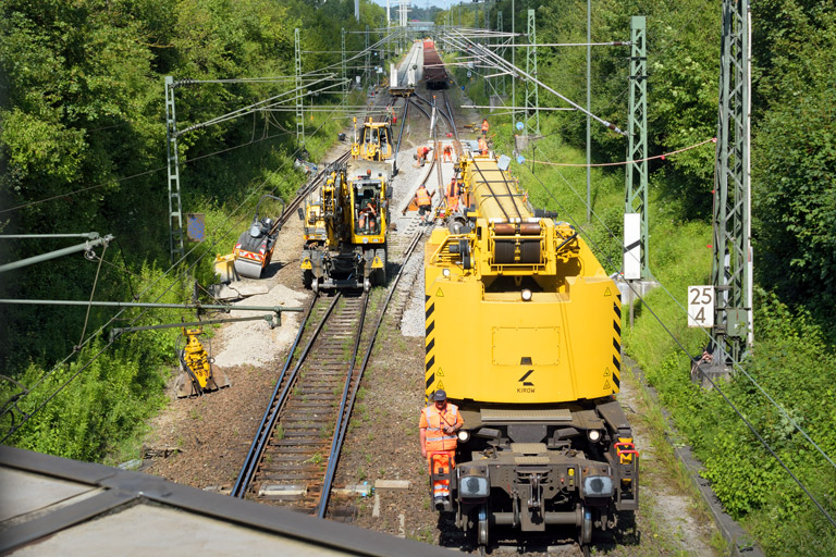 Zweiwegebagger bei km 25,4 (Juli 2016)