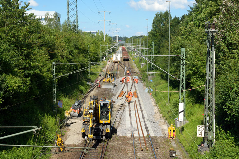 Zweiwegebagger bei km 25,4 (Juli 2016)
