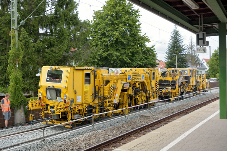 Gleisstopfmaschine bei km 16,8 (August 2016)