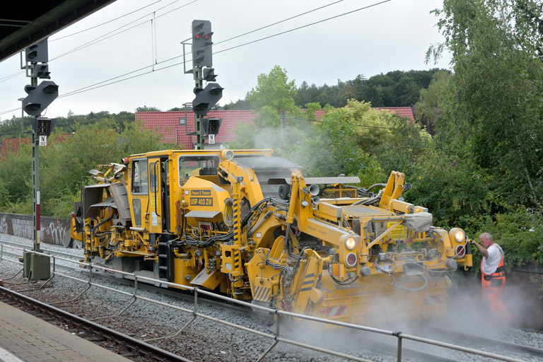 Gleisstopfmaschine bei km 16,8 (August 2016)