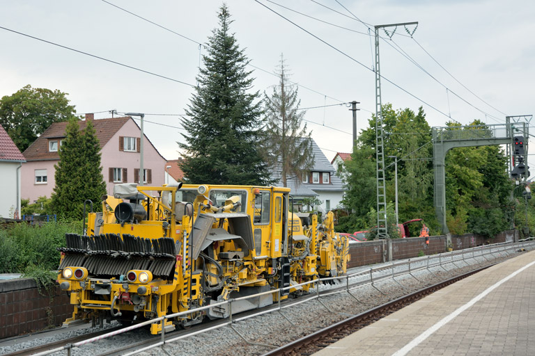 Gleisstopfmaschine bei km 16,8 (August 2016)
