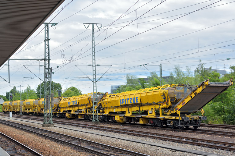 Gleisbauzug bei km 15,6 (Juli 2016)