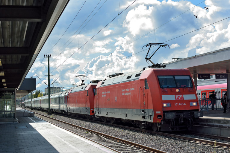 101 015 und 101 136 mit IC 186 bei km 25,8 (September 2017)