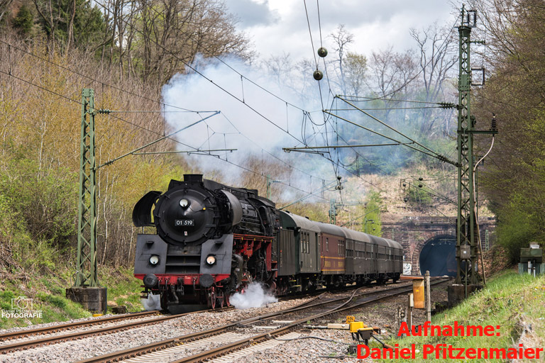 01 519 mit Dbz 75772 bei km 18,0 (Mai 2017)