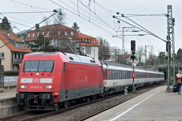 101 002 mit IC 185 bei km 15,6 (Februar 2017)