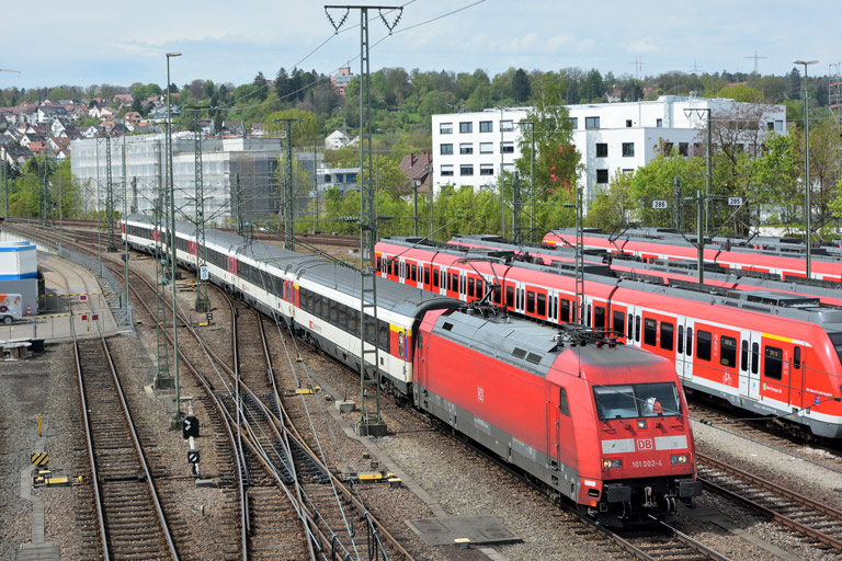 101 002 mit IC 282 bei km 16,0 (Mai 2017)