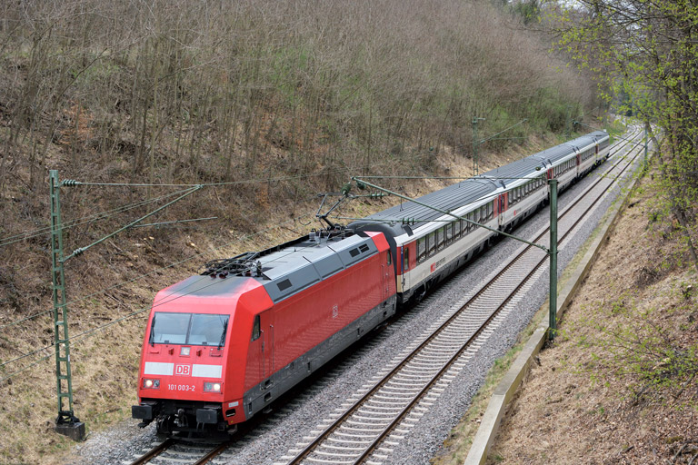 101 003 mit IC 187 bei km 19,0 (April 2017)