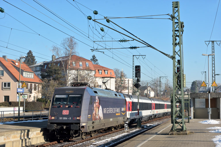 101 004 mit IC 185 bei km 15,4 (Januar 2017)