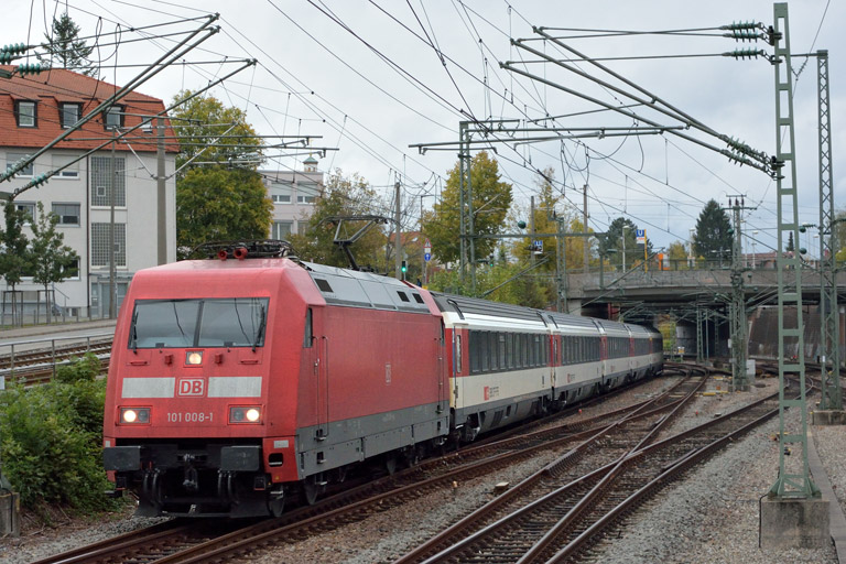101 008 mit IC 281 bei km 15,4 (Oktober 2017)