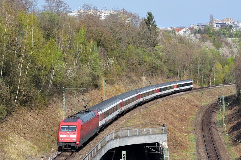 101 011 mit IC 183 bei km 13,8 (April 2017)