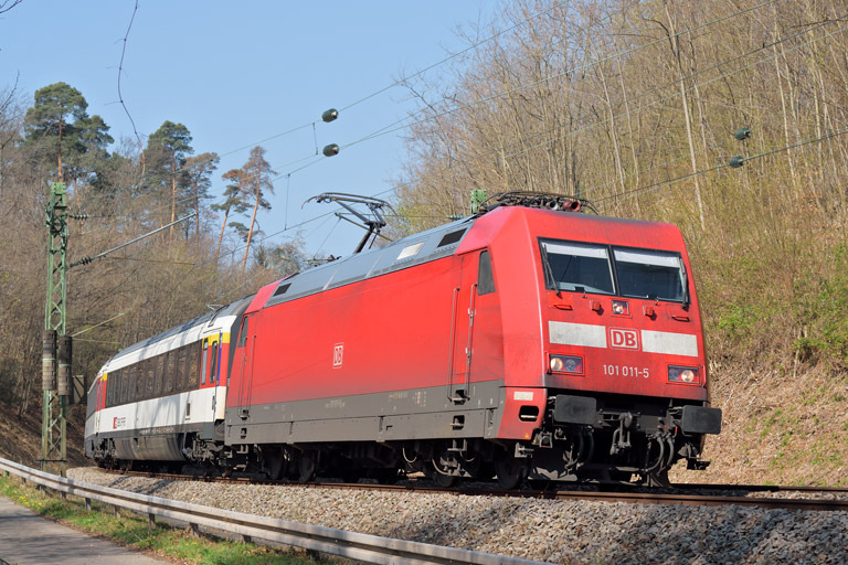 101 011 mit IC 282 bei km 10,6 (April 2017)