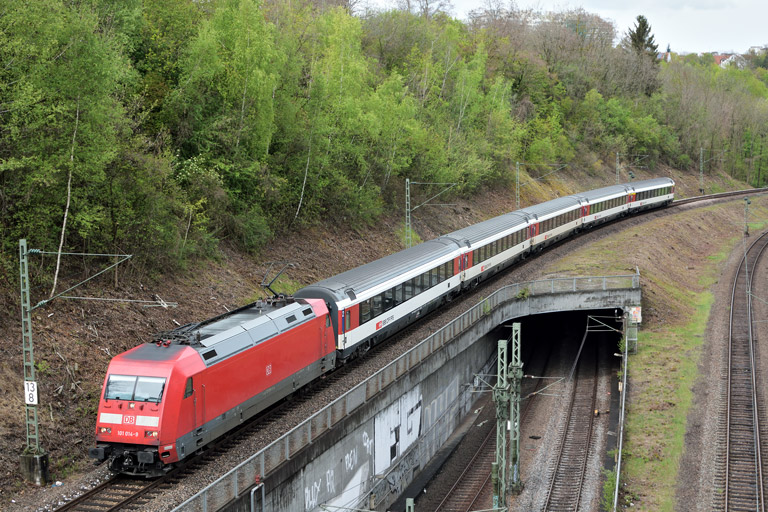 101 014 mit IC 185 bei km 13,8 (Mai 2017)
