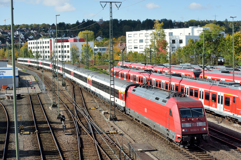 101 014 mit IC 282 bei km 16,0 (Oktober 2017)