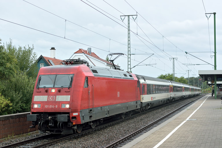 101 014 mit IC 282 bei km 16,8 (September 2017)