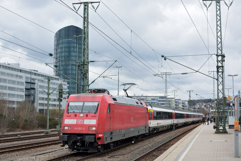 101 017 mit IC 280 bei km 15,6 (Februar 2017)