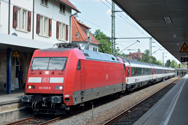 101 018 mit IC 185 bei km 15,6 (Juli 2017)