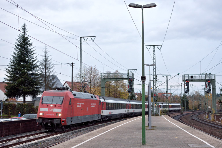 101 020 mit IC 281 bei km 16,6 (November 2017)