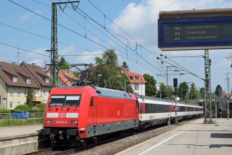 101 024 mit IC 185 bei km 15,6 (Mai 2017)