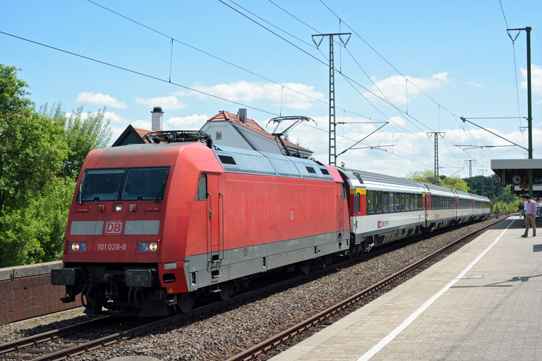 101 028 mit LPF-T 87102 bei km 16,8 (Mai 2017)