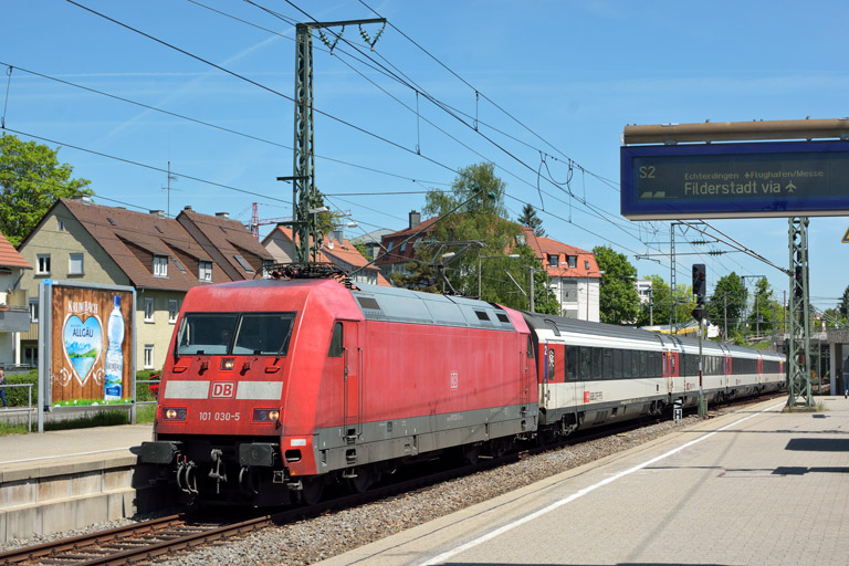 101 030 mit IC 185 bei km 15,6 (Mai 2017)
