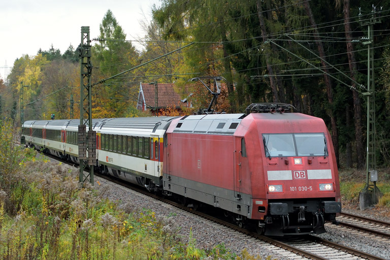 101 030 mit IC 186 bei km 18,2 (Oktober 2017)