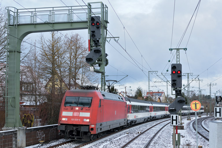 101 039 mit IC 183 bei km 16,6 (Januar 2017)