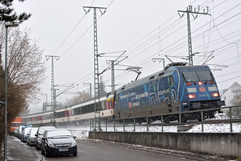 101 042 mit IC 186 bei km 16,6 (Dezember 2017)