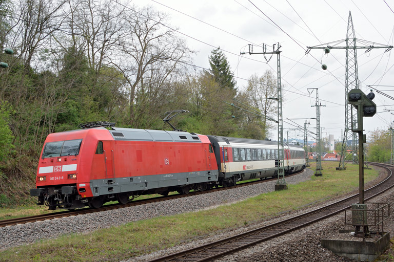 101 043 mit IC 183 bei km 17,4 (April 2017)
