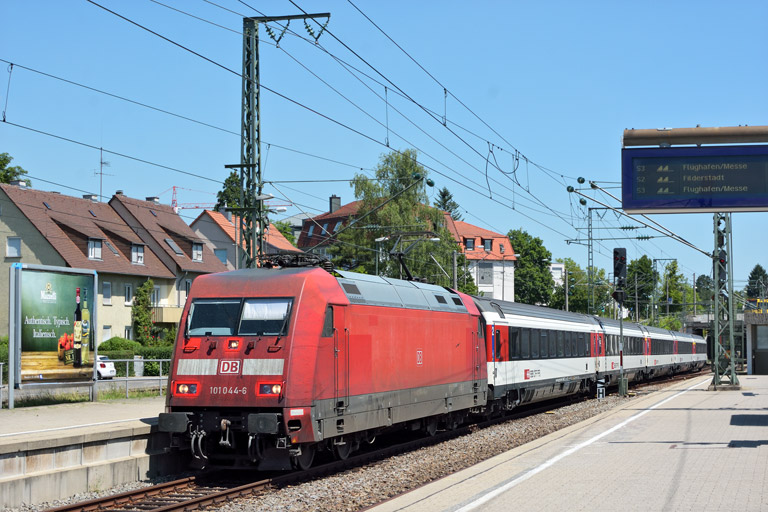 101 044 mit IC 185 bei km 15,6 (Juli 2017)