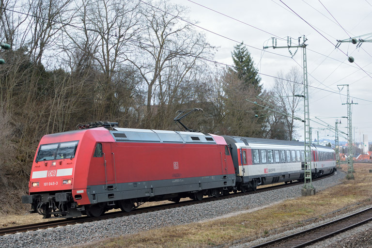 101 045 mit IC 187 bei km 17,4 (Februar 2017)