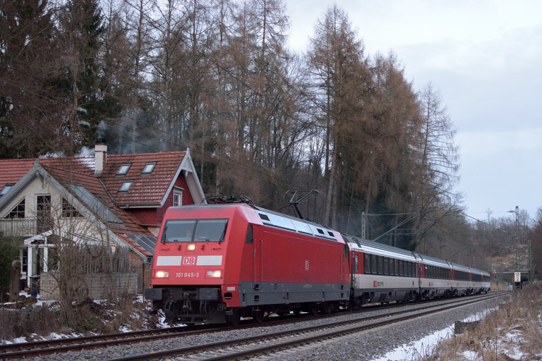 101 045 mit IC 281 bei km 18,2 (Januar 2017)
