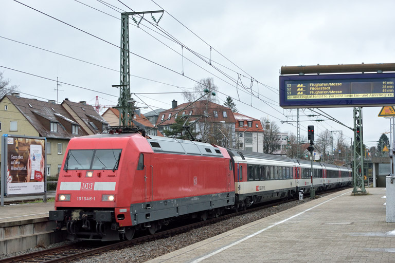 101 046 mit IC 185 bei km 15,6 (Dezember 2017)