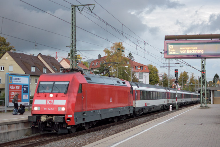 101 046 mit IC 283 bei km 15,6 (Oktober 2017)
