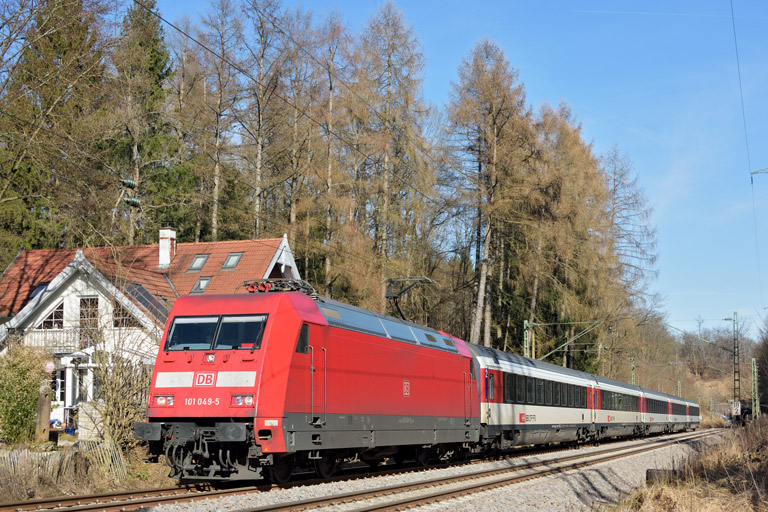 101 049 mit IC 187 bei km 18,2 (Februar 2017)