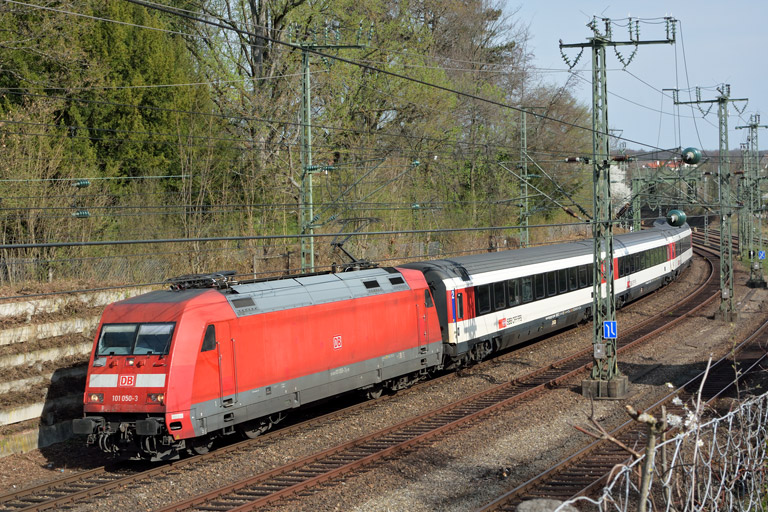 101 050 mit IC 183 bei km 14,8 (April 2017)